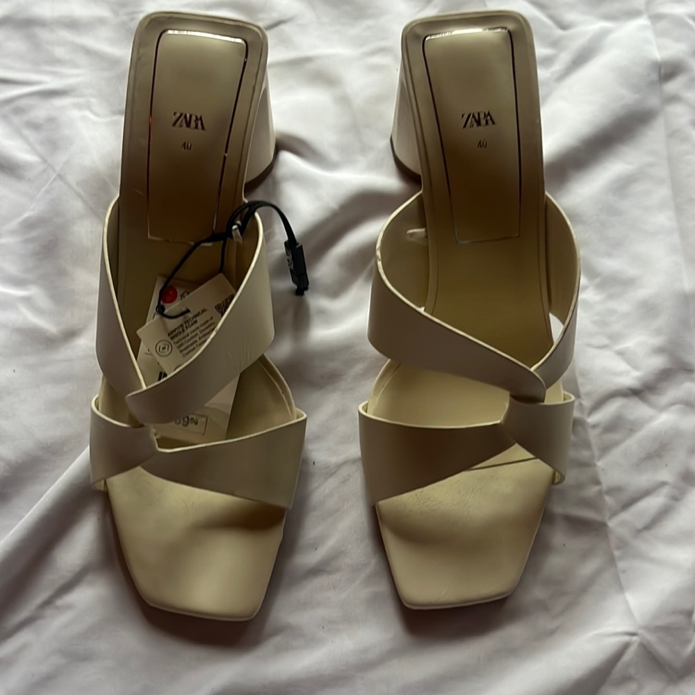 Never worn Zara white strappy heel size 9 women’s